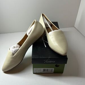 Trotter Harlowe Pointed Toe Flats Off White size 6W